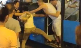 公交车顶臀视频,一场引发热议的公共道德风波